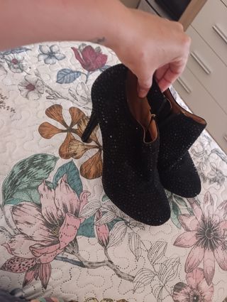 Botines negros de tacón fino con brillantes!!