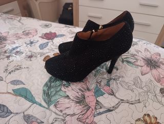 Botines negros de tacón fino con brillantes!!