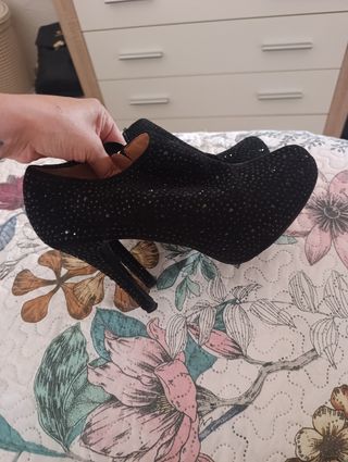 Botines negros de tacón fino con brillantes!!
