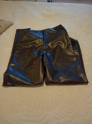 Pantalones de cuero de la tienda Calzedonia.