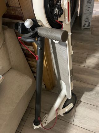 patinete xiaomi con dos ruedas de repuesto 