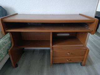Escritorio de madera con ruedas