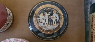 Portagioie decorato con fiori e foglie