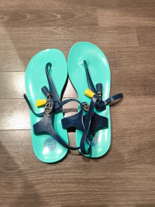 Sandalias cerradas de goma