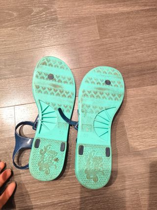 Sandalias cerradas de goma