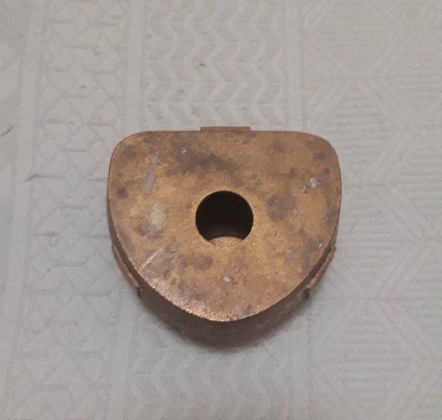 Mufla triangular de latón y abre muflas