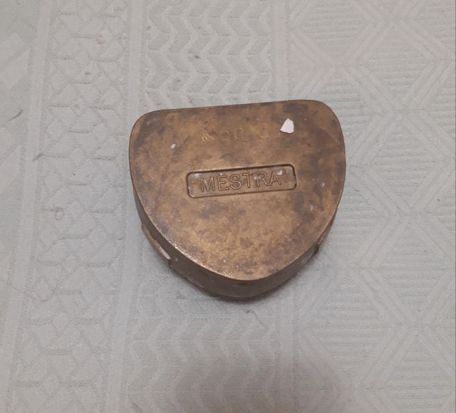 Mufla triangular de latón y abre muflas