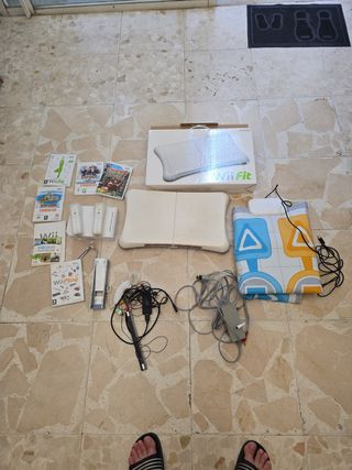 Consola Wii + Accesorios Wii Fit y Juegos