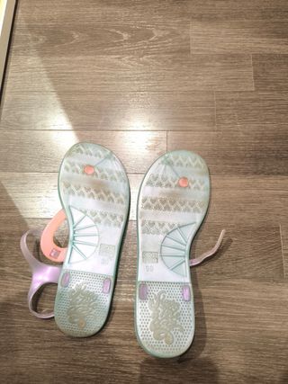 Sandalias cerradas de goma