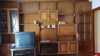 Mueble de salón de madera y cristal