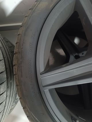Llantas 20 con neumáticos Mercedes.

