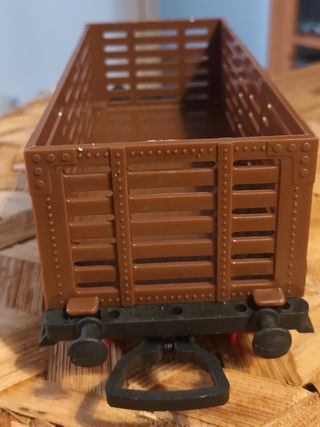 LOTE 2 VAGONES DE TREN JUGUETE.