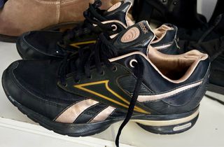 zapatillas Reebok con suela curva. 