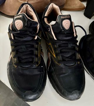 zapatillas Reebok con suela curva. 