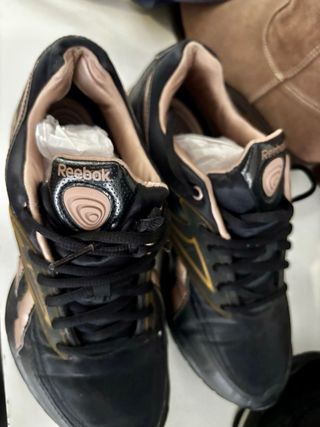 zapatillas Reebok con suela curva. 