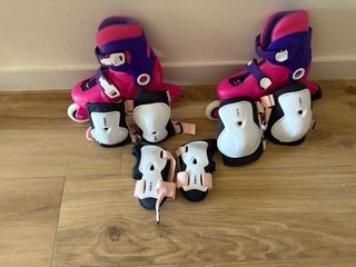 patines Decathlon rosas y protecciones.