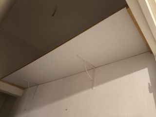 Estantería blanca con escuadras incluidas
