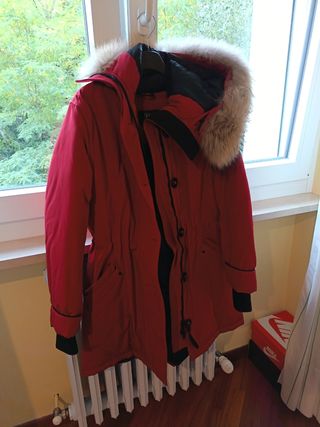 Giaccone piumino rosso con cappuccio