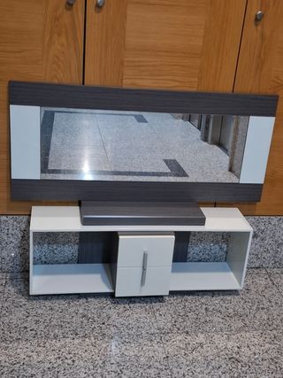 Mueble recibidor con espejo, es para colgar.
