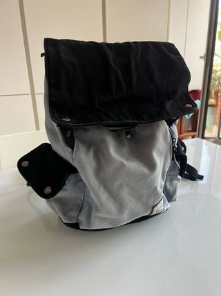 Mochila juvenil escolar negra y azul claro.