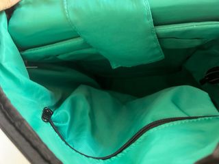 Mochila juvenil escolar negra y azul claro.