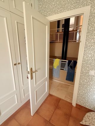 Puertas blancas con tirador dorado
