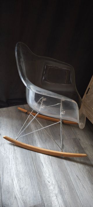 1 BUTACA MECEDORA EAMES TRANSPARENTE