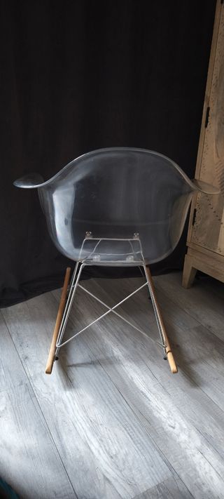 1 BUTACA MECEDORA EAMES TRANSPARENTE