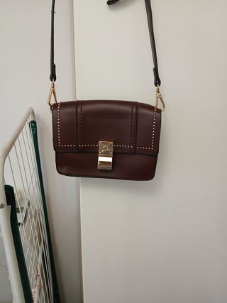 Bolso pequeño color granate oscuro