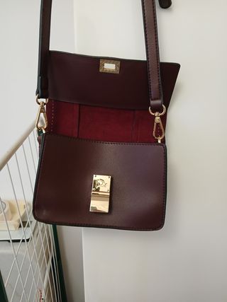 Bolso pequeño color granate oscuro