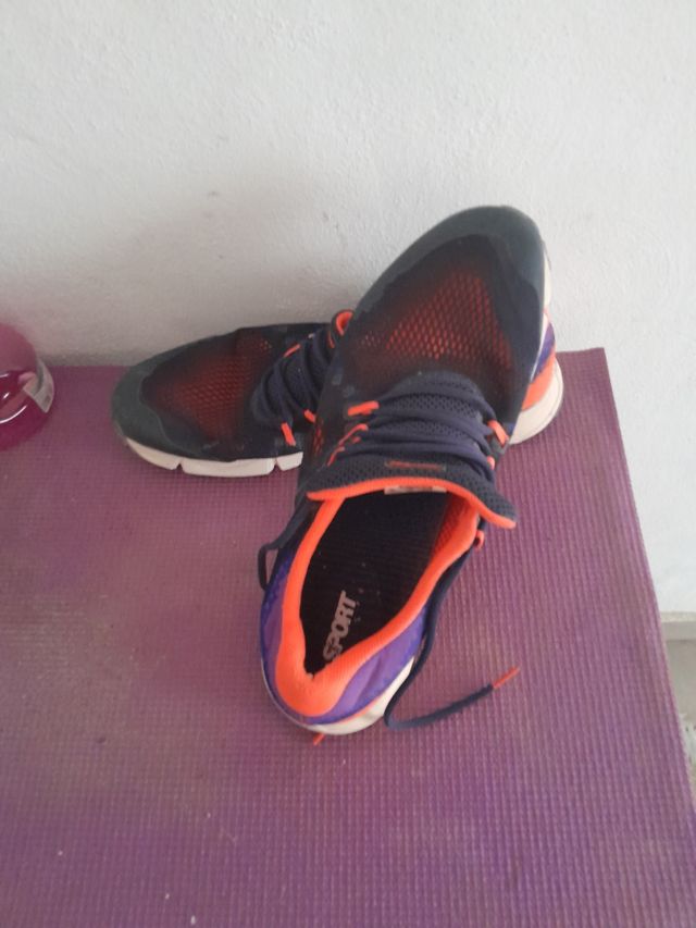 Zapatillas deportivas azules y naranjas