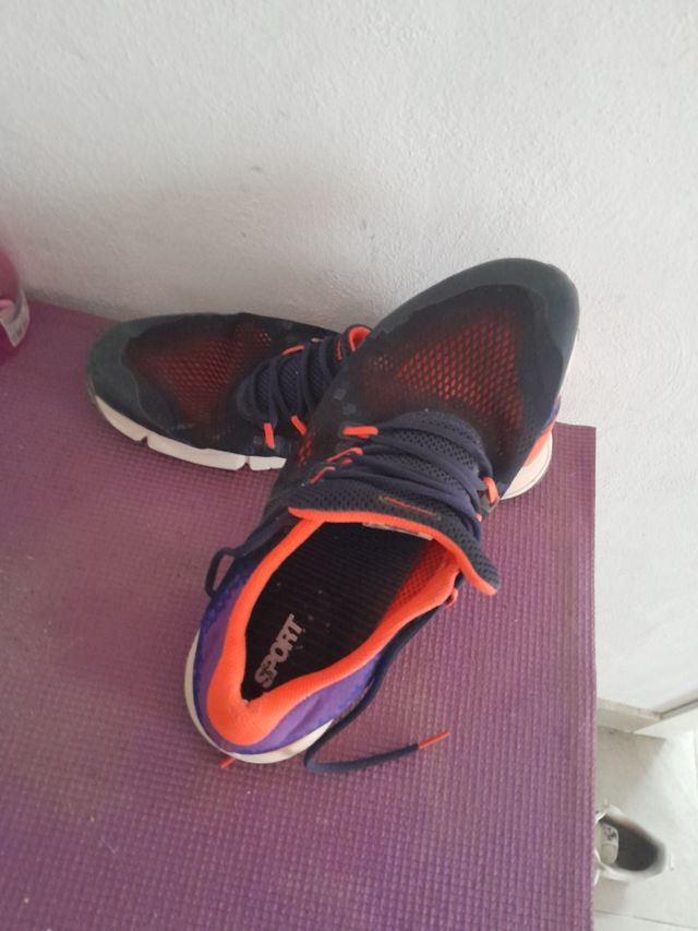 Zapatillas deportivas azules y naranjas