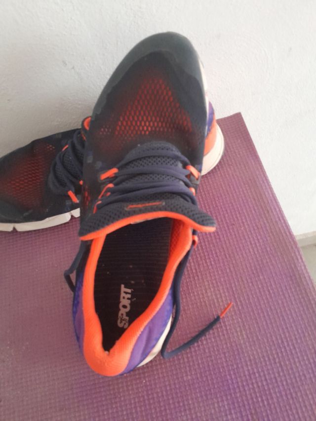 Zapatillas deportivas azules y naranjas