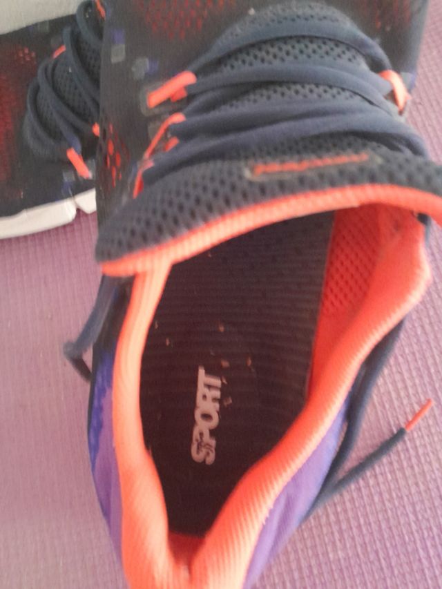 Zapatillas deportivas azules y naranjas