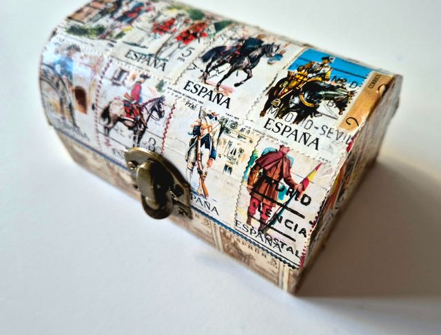 Caja decorada con sellos españoles