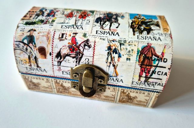 Caja decorada con sellos españoles