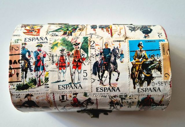 Caja decorada con sellos españoles