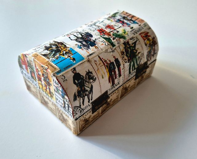 Caja decorada con sellos españoles