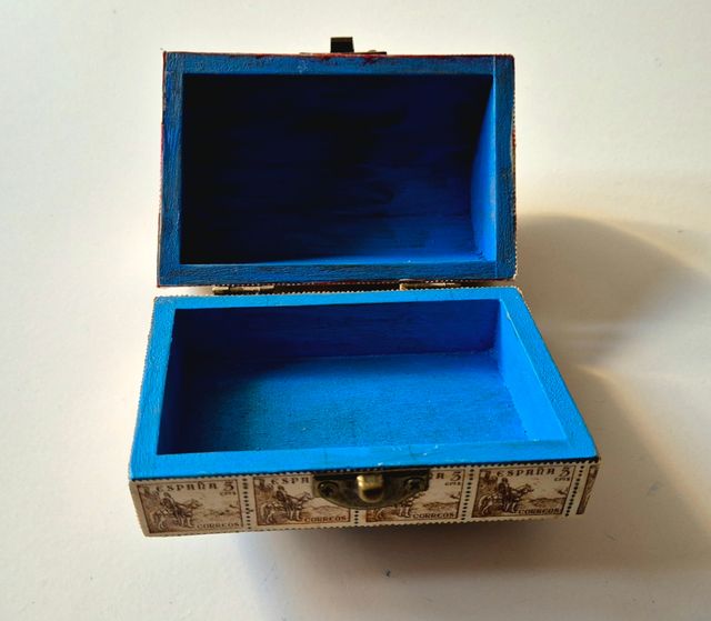 Caja decorada con sellos españoles