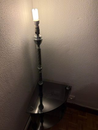 Mesa auxiliar de cristal con lámpara