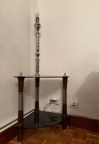 Mesa auxiliar de cristal con lámpara