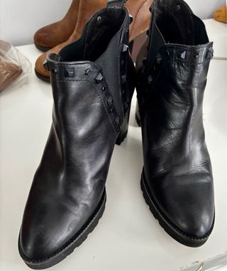 Botines negros con tachuelas