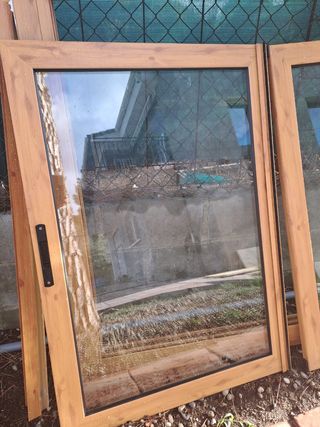 Ventana de aluminio con marco imitación madera.