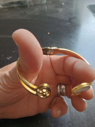 Pulseira em aço dourada com detalhe