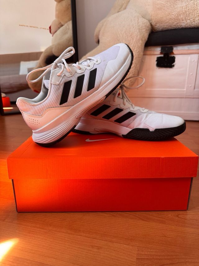 Zapatillas Adidas Blancas y Negras