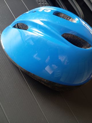 Casco infantil azul con regulador