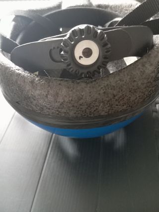 Casco infantil azul con regulador