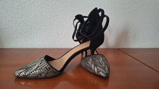 Zapatos de tacón Zara negros y plateados