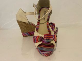 Sandalias KOKUE cuña multicolor beige