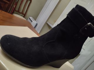 Stivaletto scamosciato nero